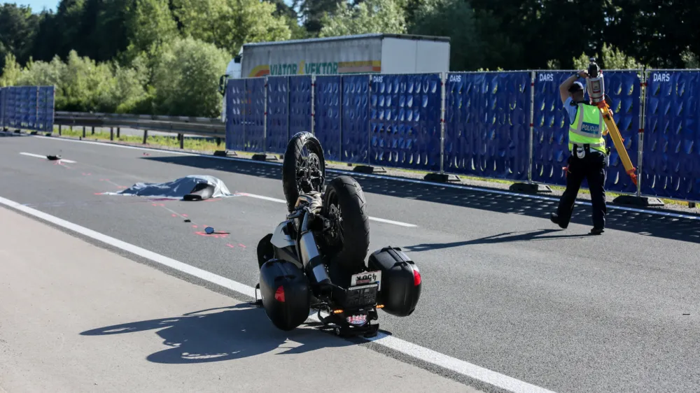 Dars ograja - 09.06.2017 - Gorenjska avtocesta - prometna nesreča pri počivaliču Povodje proti Ljubljani v kateri sta bila udeleena osebno vozilo in motorist, ki je na kraju nesreče umrl..   //FOTO: Luka Cjuha