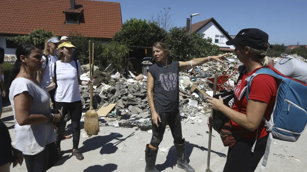 Ljubljana Sneberje- odpravljanje posledic poplav – sanacija škode -- 14.08.2023 - Dan solidarnosti in dela prost dan - najhujša naravna ujma v zgodovini Slovenije - prizadeti dve tretjini države - ujma - poplave – zemeljski plazovi – neurja – prostovoljci - //FOTO: Luka Cjuha