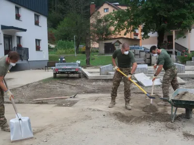 Vojaki Črnjanom še vedno pomagajo odstranjevati posledice vodnega razdejanja.