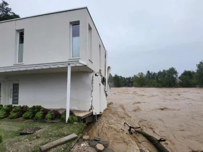 To je le ena od hiš, ki je bila v Letuški gmajni od Savinje oddaljena le 30 metrov in jo je podivjana reka takole spodjedla. Foto občina<br><br>