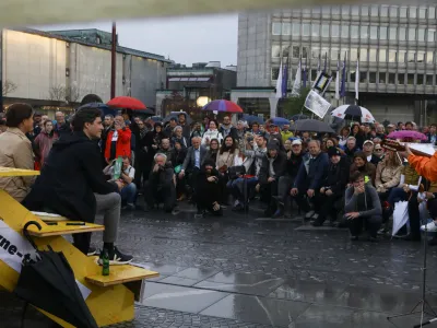 - 15.04.2022 – Parlamentarne volitve 2022 - Veliko javno predvolilno soočenje političnih strank z ljudstvom IZ OČI V OČI v organizaciji Iniciative Glas ljudstva - Trg republike v Ljubljani  //FOTO: Luka Cjuha