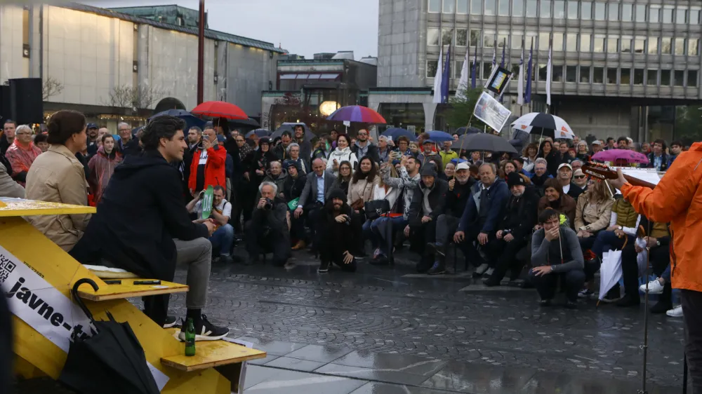 - 15.04.2022 – Parlamentarne volitve 2022 - Veliko javno predvolilno soočenje političnih strank z ljudstvom IZ OČI V OČI v organizaciji Iniciative Glas ljudstva - Trg republike v Ljubljani  //FOTO: Luka Cjuha