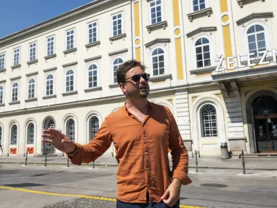 - 21.08.2023 - Rok Žnidaršič, arhitekt - mestni urbanist Ljubljane in ljubljanski podžupan od leta 2023 zadolžen za področje urbanizma, mestni svetnik Liste Zorana Jankovića, vodja arhitekturnega ateljeja Medprostor //FOTO: Nik Erik Neubauer