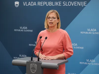 Ljubljana, vlada.<br>Novinarska konferenca po seji vlade.<br>Ministrica za javno upravo Sanja Ajanovic Hovnik.