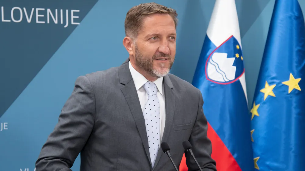 Ljubljana, vlada.<br>Novinarska konferenca po seji vlade s predstavitvijo predloga rebalansa drzavnega proracuna za letosnje leto in javnozdravstvenega stanja na poplavljenih obmocjih.<br>Minister za finance Klemen Bostjancic.