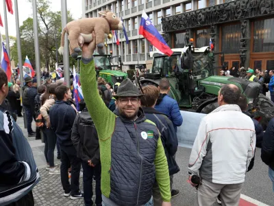 - traktorji - - 25.04.2023 – drugi protest kmetov pred poslopjem parlamenta v Ljubljani – protestni shod zaradi nezadovoljstva, vrste zahtev do kmetov in perečih težav v kmetijstvu - Sindikat kmetov Slovenije -//FOTO: Tomaž Skale