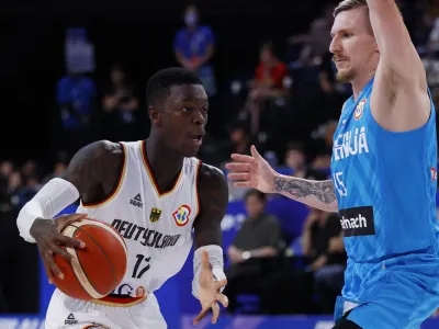 Dennis Schröder (levo) je bil s 24 točkami in desetimi asistencami glavni krvnik slovenske reprezentance na drugi tekmi drugega dela svetovnega prvenstva.