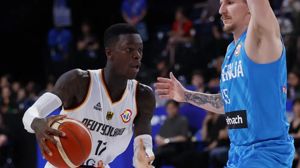 Dennis Schröder (levo) je bil s 24 točkami in desetimi asistencami glavni krvnik slovenske reprezentance na drugi tekmi drugega dela svetovnega prvenstva.