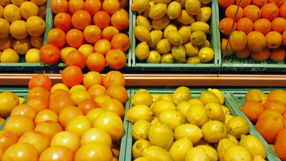 sadje, pomaranče, limone, grapefruit, agrumi- BTC City park - trgovski center Interspar, oddelek sadja in zelenjave//FOTO: Jaka Gasar