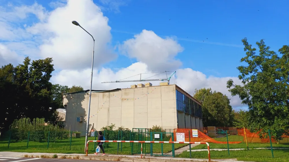 Sanacija strehe in telovadnice na OŠ Franceta Prešerna Kranj naj bi bila zaključena konec septembra. Do takrat bodo učenci telovadili v bližji vojašnici.