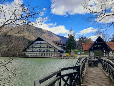 Zapečatena hotel Alma in grad Hrib ob jezeru Črnava, nekdanja največja ponosa občine, sta še vedno na slabem glasu.