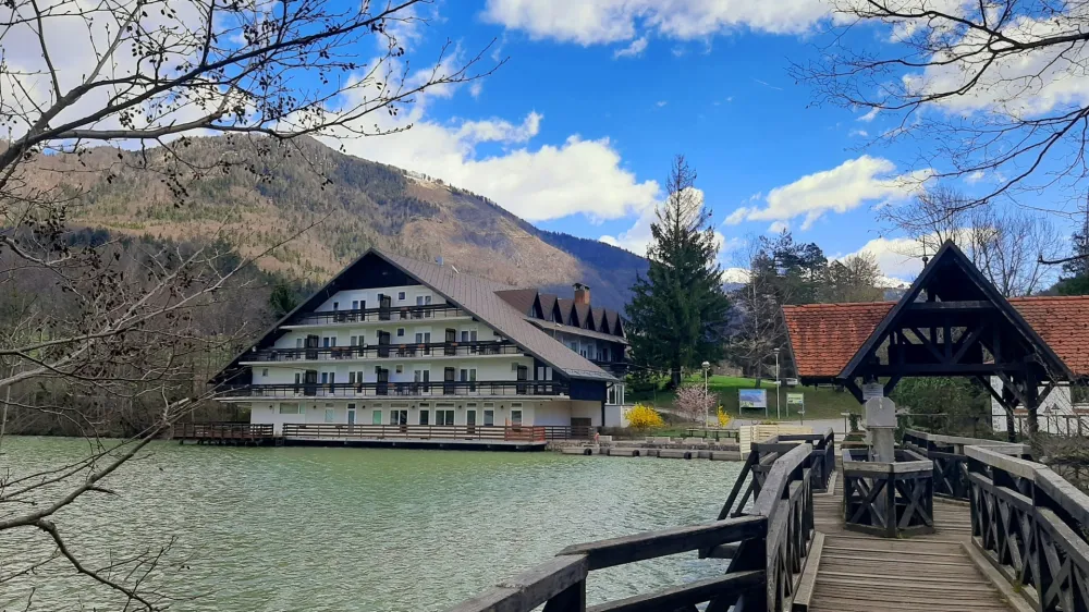 Zapečatena hotel Alma in grad Hrib ob jezeru Črnava, nekdanja največja ponosa občine, sta še vedno na slabem glasu.