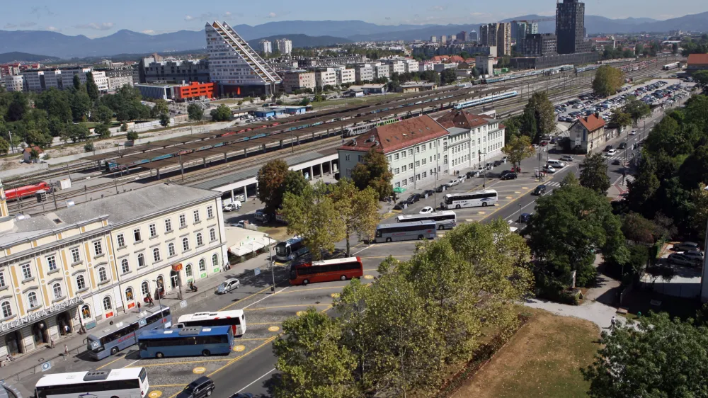 Železniška in avtobusna postaja Ljubljana - Trg Osvobodilne fronte (OF) - Masarykova cesta//FOTO: Tomaž Skale