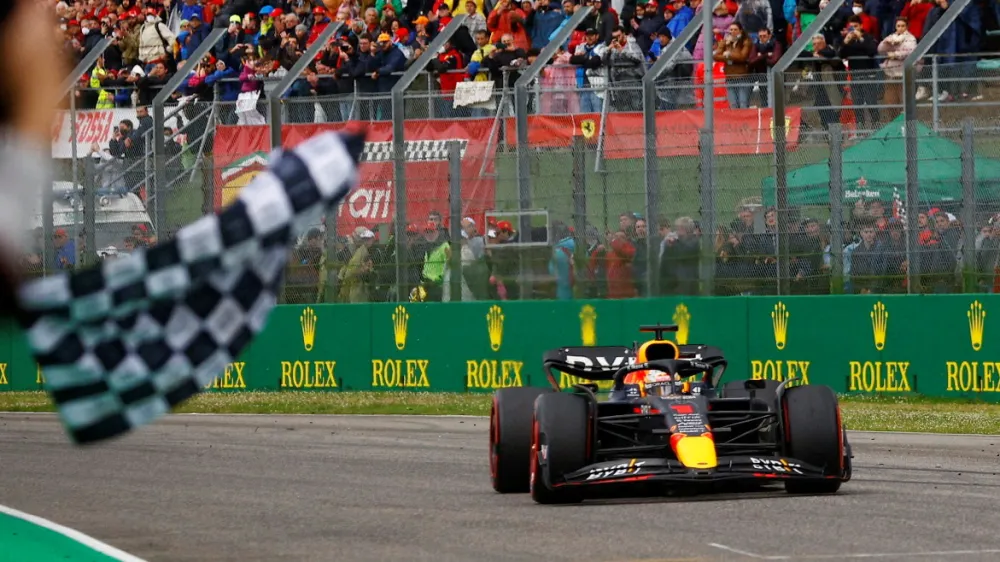 Formula One F1 - Emilia Romagna Grand Prix - Autodromo Enzo e Dino Ferrari, Imola, Italy - April 24, 2022 Red Bull's Max Verstappen crosses the line to win the Emilia Romagna Grand Prix REUTERS/Guglielmo Mangiapane/Pool   TPX IMAGES OF THE DAY