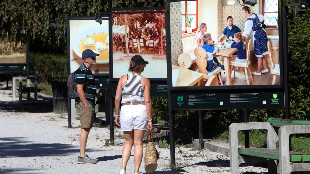 Vizualna fotografska pripoved na 80 panojih razgrinja življenje Ivana Tavčarja in njegovo ljubo Poljansko dolino. 