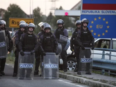 Slovenska policija in ministrstvo za notranje zadeve se soočata z novo sodbo zaradi nezakonitega izgona prosilca za azil na Hrvaško ter posledično v Bosno in Hercegovino. Fotografija je simbolična.