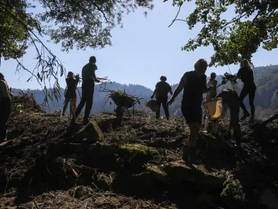  odpravljanje posledic poplav – sanacija škode -  - 14.08.2023 - Dan solidarnosti in dela prost dan - najhujša naravna ujma v zgodovini Slovenije - prizadeti dve tretjini države - ujma - poplave – zemeljski plazovi – neurja – prostovoljci - //FOTO: Luka Cjuhazminec pri škofji loki