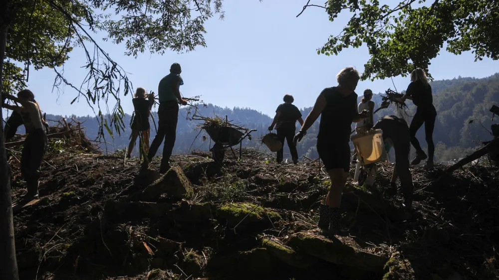  odpravljanje posledic poplav – sanacija škode -  - 14.08.2023 - Dan solidarnosti in dela prost dan - najhujša naravna ujma v zgodovini Slovenije - prizadeti dve tretjini države - ujma - poplave – zemeljski plazovi – neurja – prostovoljci - //FOTO: Luka Cjuhazminec pri škofji loki