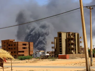 FILE PHOTO: Smoke rises above buildings after an aerial bombardment during clashes between the paramilitary Rapid Support Forces and the army, in Khartoum North, Sudan, May 1, 2023. REUTERS/Mohamed Nureldin Abdallah/File Photo