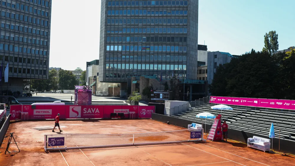 - Prazno igrišče na Trgu Republike kjer so odpovedali tekme do nadaljnega zaradi neustreznosti terena.- 11.09.2023. - WTA125 Zavarovalnica Sava Ljubljana 2023, teniški turnir v Ljubljani.//Foto: Bojan Velikonja