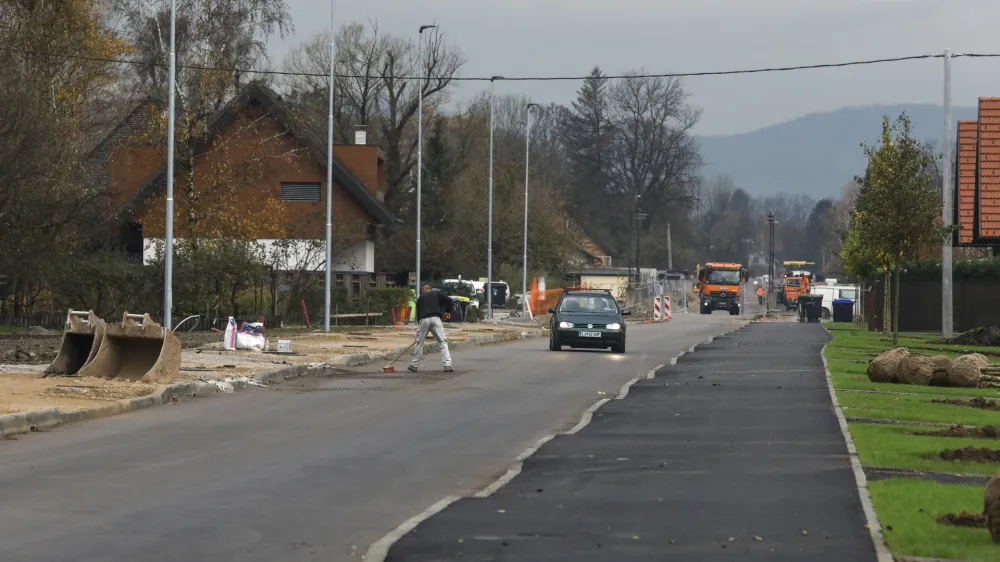 - 09.11.2022 – Prenova ceste v naselju Črna vas - zaprta cesta na odseku od Ižanske ceste do Brglezovega štradona – ureditev vodovoda, kanalizacije, plinovoda, električne in telekomunikacijske napeljave, javne razsvetljave, pločnika, kolesarske steze in vozišča //FOTO: Luka Cjuha