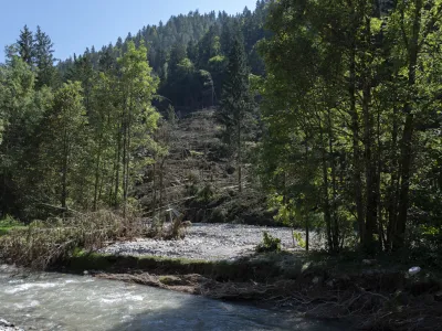 Kljub pomanjkanju denarja je direkciji za vode uspelo izvesti kar nekaj ureditev na hudourniških odsekih. Toda večinoma je šlo za vzdrževalna dela. Zgradili so le tri nove hudourniške pregrade. Fotografija je simbolična.