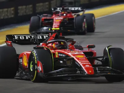 Formula One F1 - Singapore Grand Prix - Marina Bay Street Circuit, Singapore - September 17, 2023 Ferrari's Carlos Sainz Jr. in action during the race REUTERS/Edgar Su