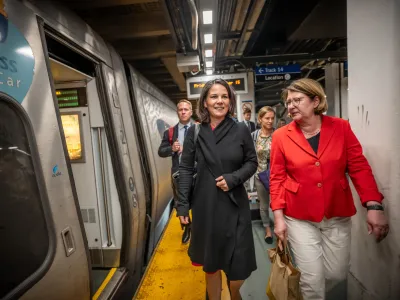 15 September 2023, US, New York: German Foreign Minister Annalena Baerbock, walks next to Ambassador of Germany to the United Nations Antje Leendertse upon arrival at New York Pennsylvania Station. Photo: Michael Kappeler/dpa