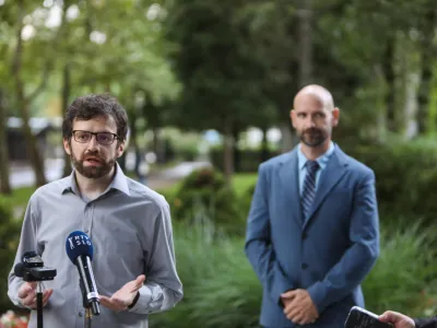 Andrej Motl iz Spletnega očesa (v ospredju) in Robert Tekavec s policije sta si enotna, da morajo pomembno vlogo pri preprečevanju spletnih zlorab otrok odigrati starši in se z otroki pogovoriti o tveganjih.