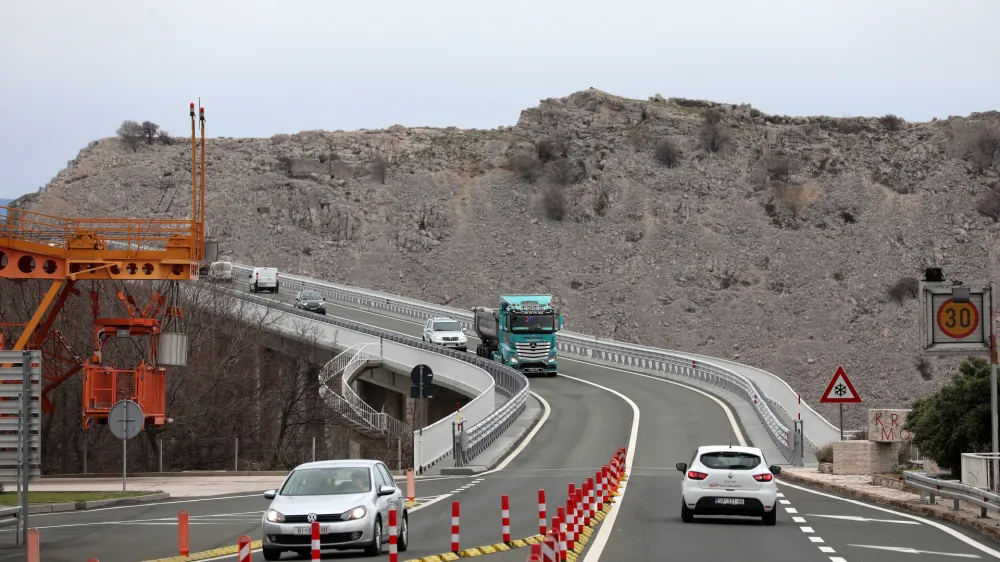 15.03.2023., Rijeka - Jak vjetar otezava promet na kopnu i moru na podrucju krckog mosta, bakarskog zaljeva, Kraljevice, Bakarca, autoceste A6, A7, Grobnika. Photo: Goran Kovacic/PIXSELL