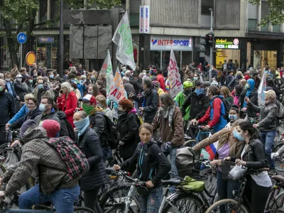 ﻿- 15.5.2020 - protivladni protest Z balkonov na kolesa v Ljubljani - protestni shod proti vladi Janeza Janše v času epidemije novega koronavirusa.- kolesarji -<br> <br>Foto: Matjaž Rušt