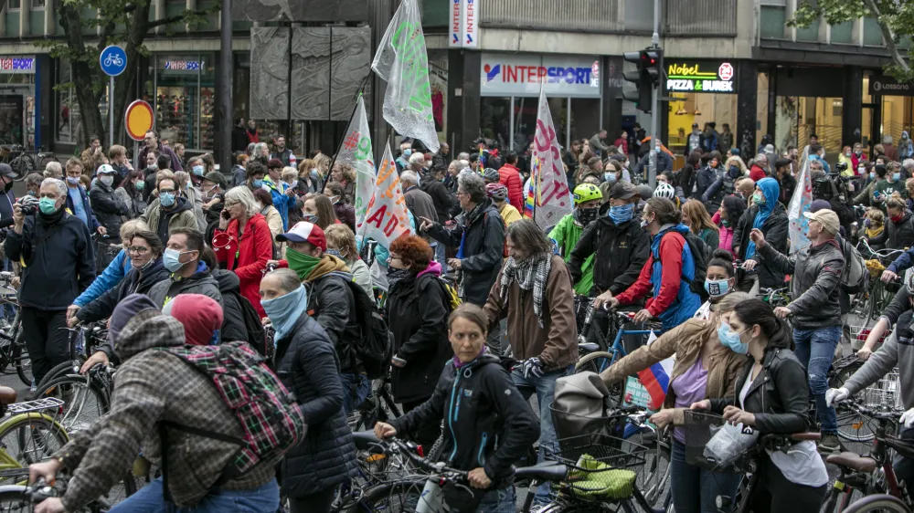 ﻿- 15.5.2020 - protivladni protest Z balkonov na kolesa v Ljubljani - protestni shod proti vladi Janeza Janše v času epidemije novega koronavirusa.- kolesarji -<br> <br>Foto: Matjaž Rušt