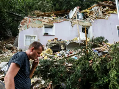 Glede na sodno prakso je za škodo, ki so jo posamezniku povzročile poplave, odgovoren posameznik, »ker se ni pozanimal, kje bo gradil, ali ni ustrezno ukrepal«. Na fotografiji razdejanje po poplavah v Stahovici. Fotografija je simbolična.
 