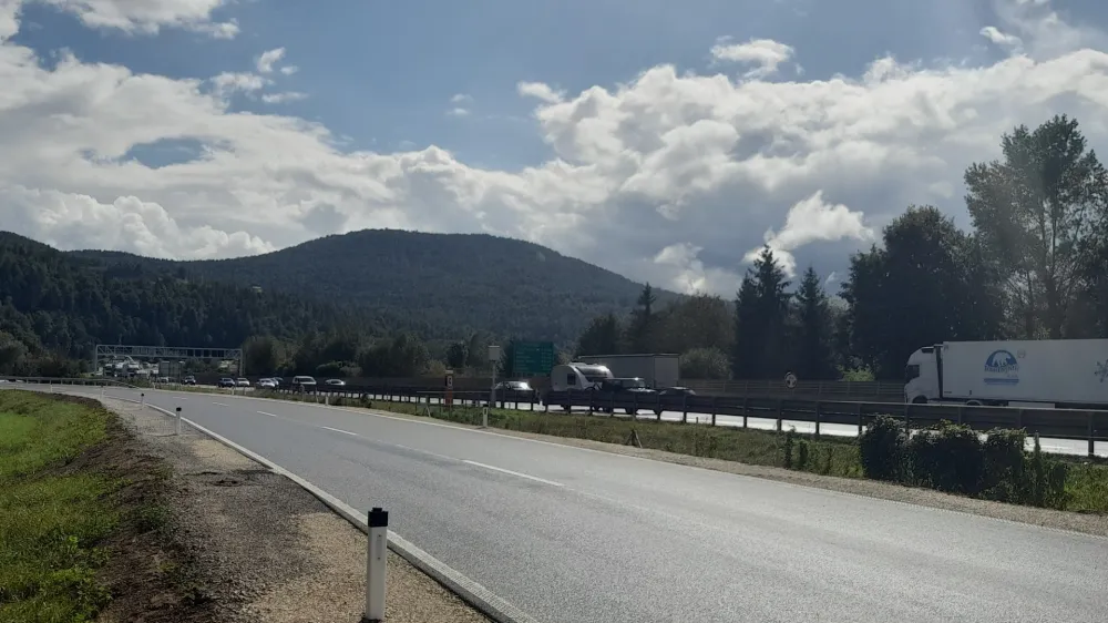 Vrhniška južna obvoznica razbremeni Vrhniko iz smeri Borovnic. Foto: Miha Turk 