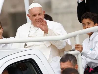 Pope Francis waves on the day he holds the weekly general audience, in Saint Peter's Square at the Vatican, September 20, 2023. REUTERS/Remo Casilli