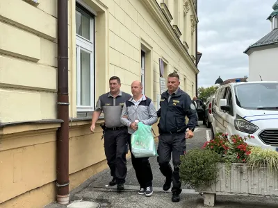 Kristijana Slodnjaka se na sojenje ne vozi več od doma, danes so ga vklenjenega na Ptuj pripeljali pravosodni policisti. 