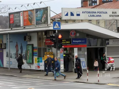 Z likvidacijo podjetja AP Ljubljana bi njegovi lastniki prejeli več, kot če bi sprejeli prevzemno ponudbo Slovenskih železnic. Na fotografiji dotrajana ljubljanska avtobusna postaja, ki jo upravlja AP Ljubljana. Foto: Tomaž Skale 