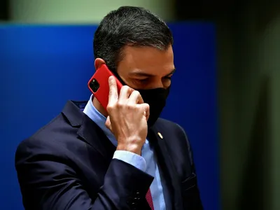 Španski premier Sanchez govori po mobilnem telefonu, ki so mu očitno prisluškovali.