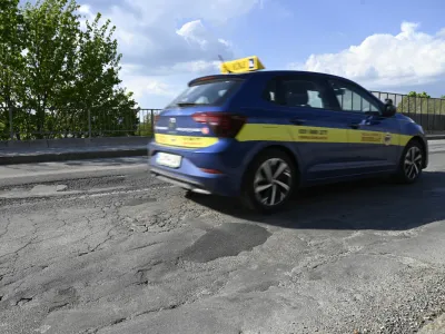 Cestišče nadvoza nad obvoznico na Cesti dveh cesarjev je v zelo slabem stanju.