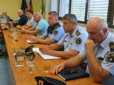 Tudi policija poziva krajane Škocjana, naj varnostne dogodke prijavljajo. Na sliki drugi z desne direktor Policijske uprave Novo mesto Igor Juršič. F Dragana Stanković