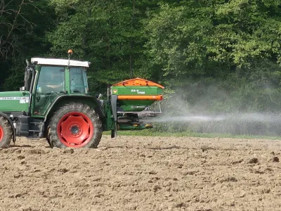 kmetijstvo, njiva, polje, traktor, pesticidi, škropljenje. Foto: Tatjana Pihlar 