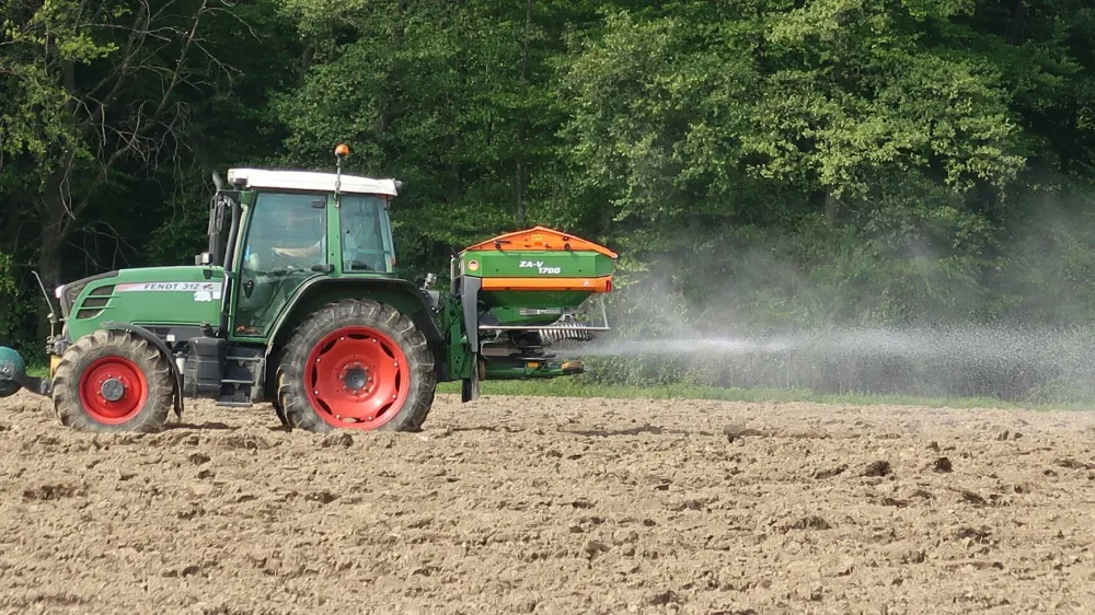 kmetijstvo, njiva, polje, traktor, pesticidi, škropljenje. Foto: Tatjana Pihlar 