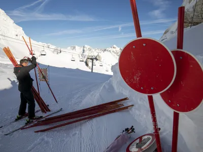 ﻿- opozorilne table- 05.12.2019 – Smučišče KANIN Sella Nevea – priprave na otvoritev zimske sezone - najvišje smučišče v Sloveniji (2.293 m) //FOTO: Matjaž Rušt