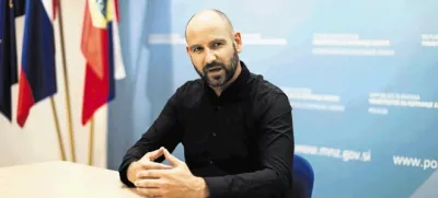 Kot kriminalist je Robert Tekavec osumljencu zasegel priročnik s podrobnimi opisi tega, kako pristopiti do otroka, kako ga zlorabiti, kako ostati anonimen.