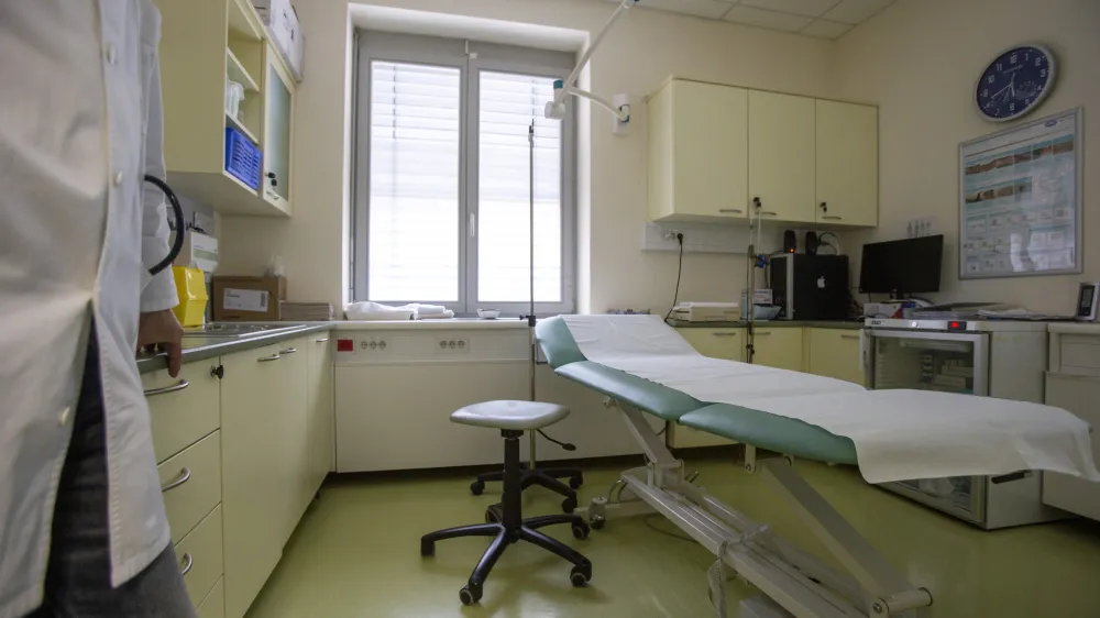 - simbolična fotografija - ordinacija, postelja, zdravstvo - 10.04.2019 &ndash; Zasebna ambulanta družinske medicine KO&Scaron;IR, d.o.o. Racovnik 29 - Železniki //FOTO: Matjaž Ru&scaron;t
