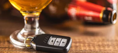 Kadar pijete alkohol, ključe avtomobila pospravite v žep in niti pomislite ne na to, da bi sedli za volan. / Foto: Istock