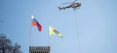 Ljubljana.Secnja in helikoptersko spravilo lesa na grajskem pobocju.