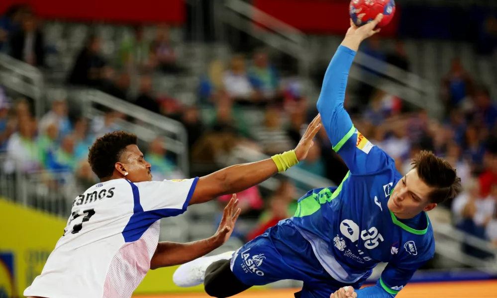 Handball - IHF Handball World Championships 2025 - Preliminary Round - Group G - Slovenia v Cuba - Zagreb Arena, Zagreb, Croatia - January 16, 2025 Slovenia's Domen Makuc in action with Cuba's Claudio Madrigal REUTERS/Antonio Bronic