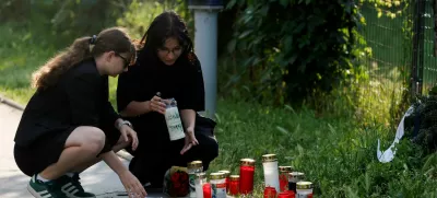 People light candles outside the site of a deadly shooting at a secondary school, in Graz, Austria, June 11, 2025. REUTERS/Borut Zivulovic / Foto: Borut Zivulovic