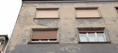 27.03.2025., Zagreb - Jak vjetar koji puse u Zagrebu srusio je komad zbuke u Masarykovoj ulici zbog cega su intervenirali vatrogasci. Photo: Luka Stanzl/PIXSELL